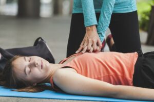 Les gestes essentiels des premiers secours en cas d'arrêt cardiaque