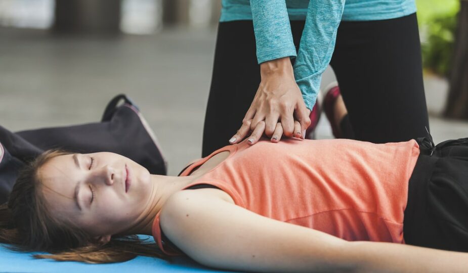 Les gestes essentiels des premiers secours en cas d'arrêt cardiaque